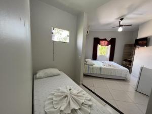 um quarto com 2 camas e uma janela em Solar do Cerrado Hotel em Bonito