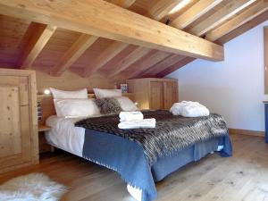 a bedroom with a bed with two towels on it at Chalet Saint-Martin-de-Belleville, 7 pièces, 14 personnes - FR-1-344-754 in Saint-Martin-de-Belleville