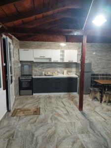 Kuhinja oz. manjša kuhinja v nastanitvi Casa Rustica Malu Vanat