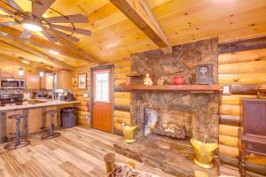 Cabaña de madera con cocina con chimenea en Pet-Friendly Chattanooga Cabin with Hot Tub and Kayaks, en Chattanooga