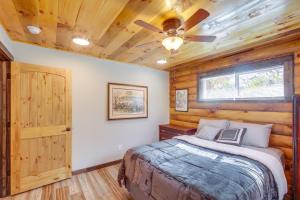 1 dormitorio con 1 cama y ventilador de techo en Pet-Friendly Chattanooga Cabin with Hot Tub and Kayaks, en Chattanooga