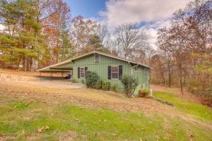 una casa verde en medio de un campo en Pet-Friendly Chattanooga Cabin with Hot Tub and Kayaks, en Chattanooga