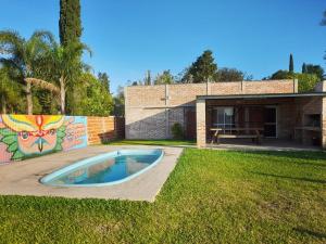 una piscina en el patio de una casa en Don José Cabañas, en Nogoyá
