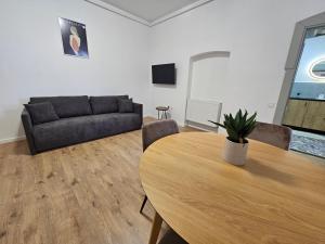 a living room with a table and a couch at Cozy Luxury Apartments - City Center #Targu Mures in Târgu-Mureş