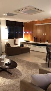 sala de estar con sofá y mesa en Apartamento com 3 Suites em Bairro nobre, próximo ao Centro de Eventos do Ceara en Fortaleza