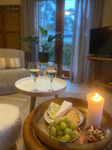 弗爾休珍的住宿－4 Persoons BoetiekCHalet met hottub，一张桌子,上面放着两杯葡萄酒和蜡烛
