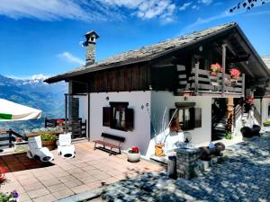 a house with a view of the mountains at MAISON SYLVIE in Pila