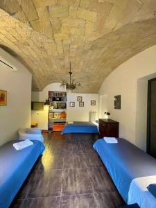 een slaapkamer met twee bedden en een houten plafond bij il Plancton in Rome