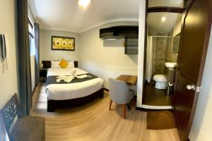 Habitación de hotel con cama y baño en Tikala Cusco Boutique Hotel, en Cusco