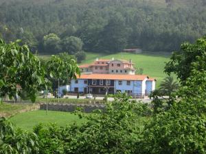 ein großes Haus inmitten eines Feldes in der Unterkunft Hotel el Rincon de Yaxu in Vidiago