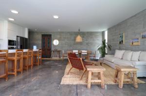 sala de estar y cocina con sofá y mesa en Modern 4BR Villa with Private Pool in Paracas en Paracas