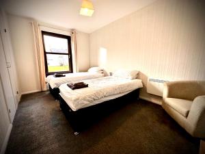 Säng eller sängar i ett rum på Grampian Serviced Apartments - Ladyhill Neuk - 1 Bedroom Apartment