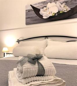 una camera da letto con un letto con una coperta e fiori di Comfortable Apartment in Sant'Orsola a Bologna