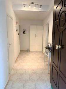 una stanza vuota con cucina e porta di Comfortable Apartment in Sant'Orsola a Bologna