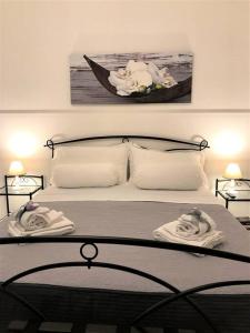 una camera da letto con un letto e due asciugamani di Comfortable Apartment in Sant'Orsola a Bologna