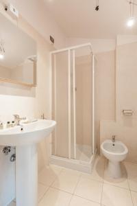 y baño con ducha, lavabo y aseo. en Francesco Redi Camere, en Arezzo