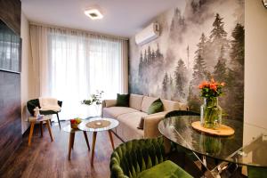 een woonkamer met een bank en een tafel bij Laguna Beskidów Forest 22 & 23 in Zarzecze
