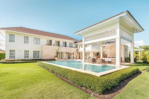 una casa con piscina in un cortile di New listing! Heavenly villa at Hacienda a Punta Cana