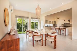 una cucina e una sala da pranzo con tavolo e sedie di New listing! Heavenly villa at Hacienda a Punta Cana