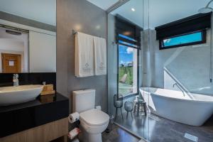 La salle de bains est pourvue d'une baignoire, de toilettes et d'un lavabo. dans l'établissement Vale do Purunã Flats de Lazer, à Balsa Nova