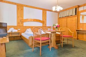 Televízia a/alebo spoločenská miestnosť v ubytovaní Ferienhotel Alber