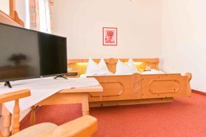 Televízia a/alebo spoločenská miestnosť v ubytovaní Ferienhotel Alber