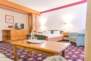 Televízia a/alebo spoločenská miestnosť v ubytovaní Ferienhotel Alber