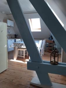 eine Küche und ein Esszimmer mit einem Tisch und einem Dach in der Unterkunft "Le Petit Marin", 2 ch, parking privé, 5 mn plage in Le Portel