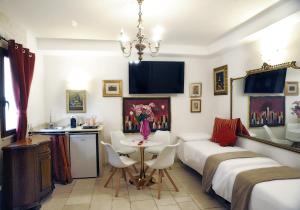 a room with two beds and a table with chairs at B&B GianLuis in Fasano