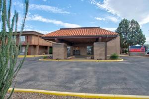 a building with a parking lot in front of it at Suites Willcox AZ in Willcox