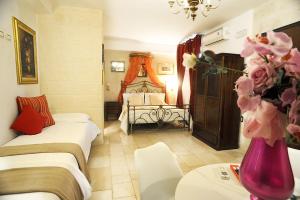 - une chambre avec 2 lits et un vase fleuri dans l'établissement B&B GianLuis, à Fasano