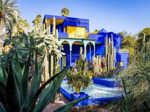 una casa azul con cactus delante en Gueliz Gala – Marrakech Centre, en Marrakech