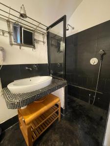 La salle de bains est pourvue d'un lavabo blanc et d'une douche. dans l'établissement Il Plancton, à Rome