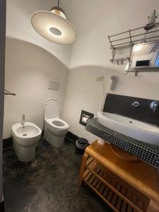 een badkamer met een toilet, een bad en een wastafel bij Il Plancton in Rome