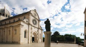 a statue of a man standing in front of a building at Apartment Seventh Continent in Šibenik