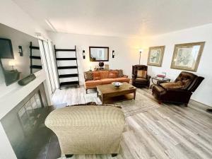 T7 Valley Village Privacy Lux t7