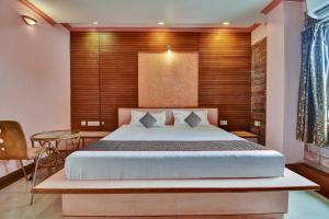 a bedroom with a large bed and a table at Townhouse 1115 Hotel Fly View in Jaipur