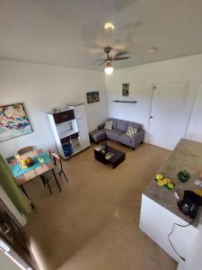 a living room with a couch and a table at Paradise Venao - Cañas in Cañas