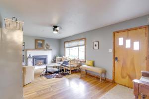 Fotografie z fotogalerie ubytování Charming Arnold Home with Patio and Chicken Coop! v destinaci Arnold