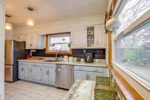 阿諾的住宿－Charming Arnold Home with Patio and Chicken Coop!，厨房配有白色橱柜和窗户。