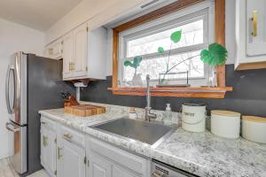 Fotografie z fotogalerie ubytování Charming Arnold Home with Patio and Chicken Coop! v destinaci Arnold + 20 fotografií