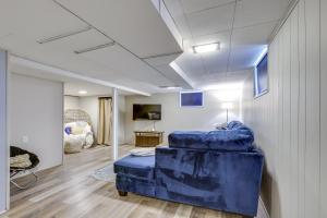 阿諾的住宿－Charming Arnold Home with Patio and Chicken Coop!，客厅设有蓝色的沙发和天花板
