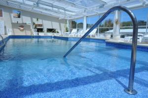 una piscina con un tobogán de agua en un hotel en Carilo Soleil By HS en Cariló