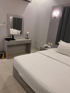 Areen Hotel Al Naeem tesisinde bir odada yatak veya yataklar