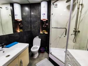 Phòng tắm tại Central Park Chisinau apartments