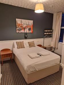 1 dormitorio con 1 cama grande en una habitación en The Northern Star en Blackpool