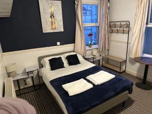 1 dormitorio con 1 cama con 2 toallas en The Northern Star en Blackpool
