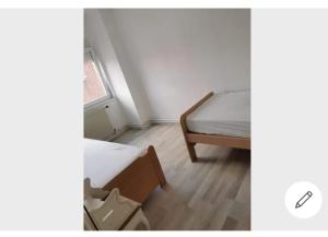 1 dormitorio con 2 camas y ventana en Vintage house ViVa, en Leopoldsburg
