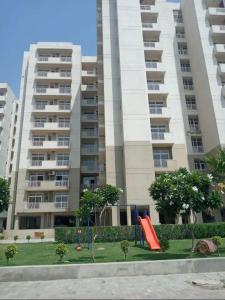 een speeltuin voor een groot appartementencomplex bij Radiant luxury apartment in Agra