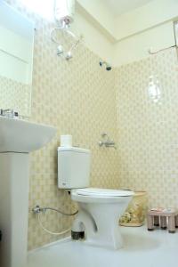 een badkamer met een toilet en een wastafel bij Radiant luxury apartment in Agra